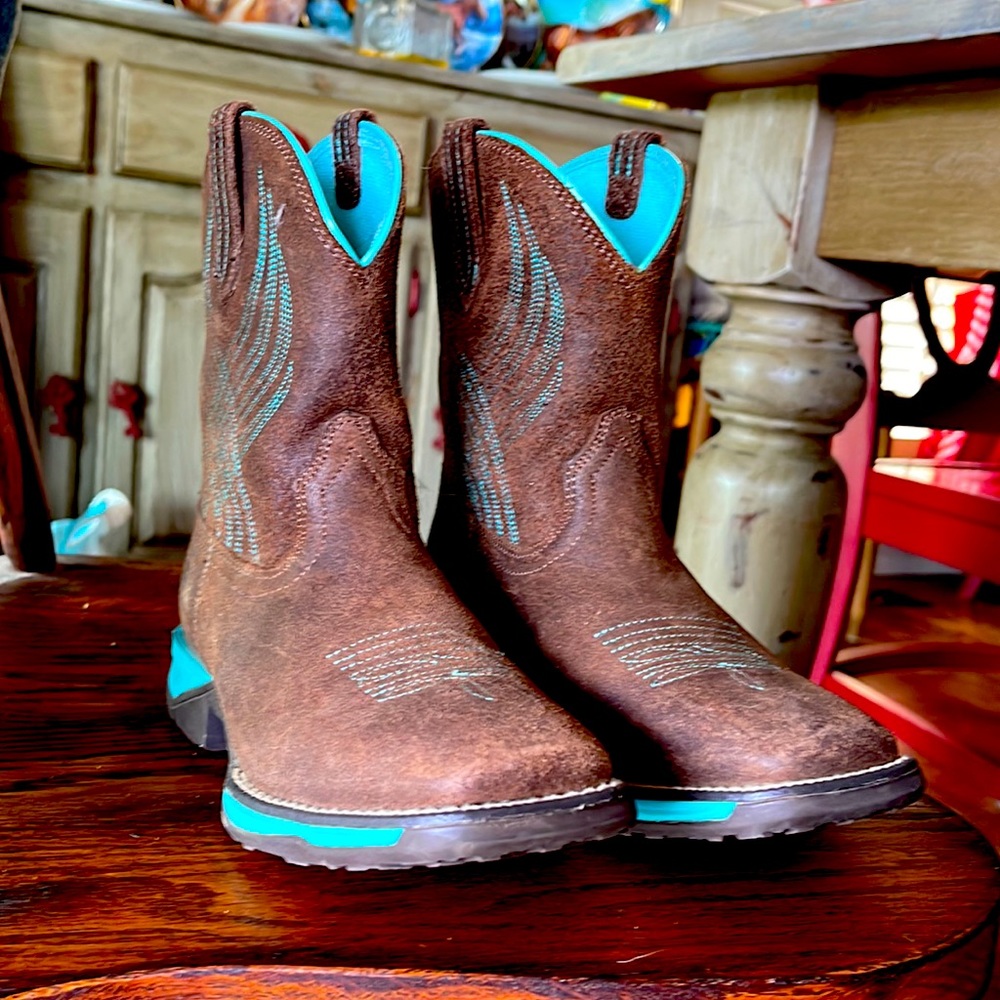 Girls size 2 Ariat boots